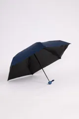 Paraguas plegable azul marino con mango curvo.