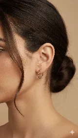 Aros pequeños dorados con forma de argolla, con pequeñas esferas.