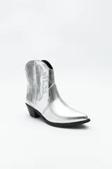 Botas texanas plateadas de caña baja con bordados negros a contratono y taco bajo.