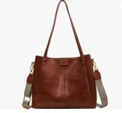 Bolso tipo tote de cuero sintético color marrón con doble asa de hombro y cierre superior.