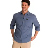 Camisa de popelina verde con cuello abotonado, cierre frontal con botones, bolsillo de parche en el pecho izquierdo, mangas largas con trabillas para enrollar y dobladillo camisero.