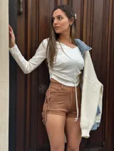 Short marrón con flecos laterales.