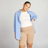 Short de punto color beige, de tiro alto y calce ajustado.