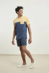 Remera de hombre con cuello en V, parte superior negra y parte inferior gris con bolsillo en el pecho.