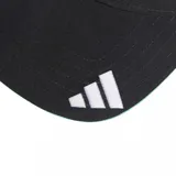 Gorra Adidas blanca con logo de Mercedes Benz bordado en el frente y logo de Adidas bordado en la visera.