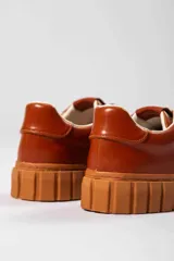 Zapatillas acordonadas color marrón con suela track.