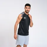 Musculosa deportiva negra con cuello redondo y sisas amplias. Presenta un estampado geométrico en los hombros y el logo de Umbro en el pecho.