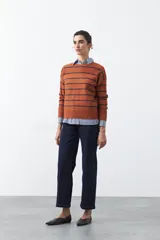 Jean wide leg negro de algodón con spandex, diseñado para una silueta amplia y fluida.