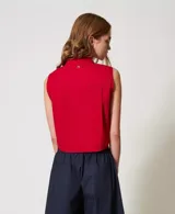 Camisa cropped sin mangas de algodón elástico con motivo de pliegues con efecto plisado, cierre con botones en tono a juego y corte recto.