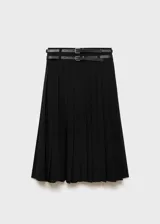 Falda midi plisada negra, de tiro alto, con doble cinturón de cuero sintético con hebillas plateadas.