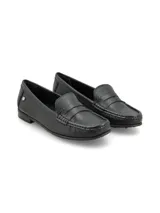 Mocasín de cuero graneado color negro, con forro y plantilla de cuero, y suela de goma.