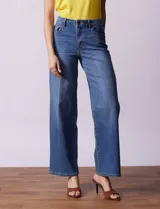 Pantalón de jean azul de tiro alto y pierna ancha, marca Djeans. Tiene pretina con pasadores, botón y cierre. Cuenta con bolsillos delanteros y traseros.