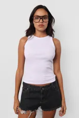 Musculosa blanca de morley de algodón al cuerpo, sin mangas y con escote deportivo con terminaciones en collareta.