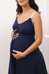 Camisón maternal gris melange de algodón con breteles regulables y broches de acceso para lactancia.