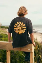 Remerón negro con efecto lavado y estampado en la espalda con la inscripción "Classy Waves" en color naranja.