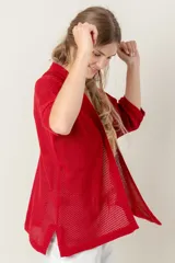 Saco tejido de algodón color rojo, calado, con mangas cortas y corte holgado.