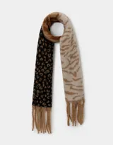 Bufanda rectangular tejida en tonos beige y marrón con estampado animal print y flecos en los extremos.