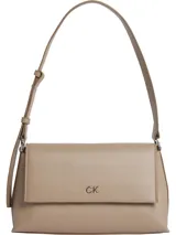 Cartera de hombro Calvin Klein color beige con textura pebble, correa ajustable, solapa con cierre magnético, bolsillos interiores y logo CK en el frente.