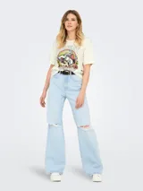 Remera color crema de algodón con estampado de un jinete en un caballo en el desierto.