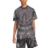 Camiseta de hombre con estampado tie-dye en tonos grises y cuello redondo.
