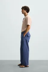 Pantalón de hombre color azul marino, de corte recto (straight fit), confeccionado en tela canvas de algodón. Presenta bolsillos frontales de plastrón y bolsillos traseros de plastrón con solapa.