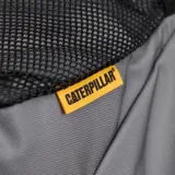 Mochila urbana color gris con detalles en negro, marca Caterpillar. Confeccionada en poliéster 600D con recubrimiento de poliuretano, cuenta con un compartimento principal acolchado para laptop de hasta 15.6 pulgadas, bolsillos laterales de malla y correas ajustables. Incluye elementos reflectantes y el logo de CAT en el frente.
