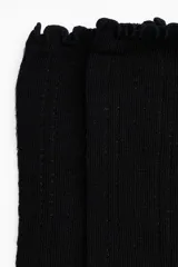 Pack de tres pares de medias negras de algodón con textura acanalada y borde superior con volados.