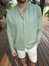 Camisa de manga larga color verde claro con cuello mao y botones frontales de madera.