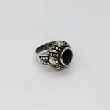 Anillo de plata 925 con piedra redonda negra engarzada.