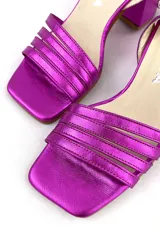 Sandalia fucsia metalizada de cuero, con pulsera al tobillo y taco cuadrado.