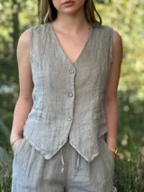 Chaleco gris de lino con corte sastrero, escote en V y cierre frontal con tres botones de coco.