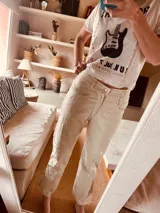 Pantalón de cuero con capa superior de lino, detalles desflecados y tajos laterales.