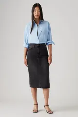 Falda midi de jean color negro con cintura alta, corte recto y abertura en la parte trasera.