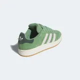 Championes Adidas Campus 00s color verde con las tres tiras laterales en blanco.