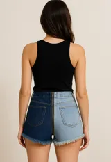 Short de jean rígido bicolor, con una pierna en denim azul oscuro y la otra en celeste. Cierre frontal con cremallera metálica dorada que se abre por completo.