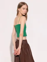 Top verde con breteles finos y escote fruncido.
