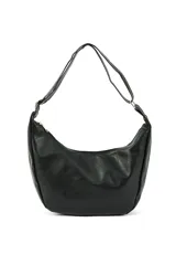 Bandolera negra de cuero sintético con correa ajustable y cierre superior.