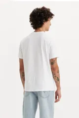 Remera blanca de algodón de Levi's con cuello redondo y estampado frontal del logo de la marca con diseño de montañas y árboles en color verde.
