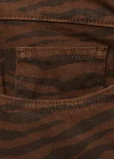 Pantalón de jean marrón con estampado animal print de cebra, de corte recto y tiro alto.