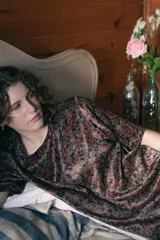 Top unisex estampado floral, de corte holgado y mangas cortas.