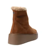 Bota de caña corta en gamuza color marrón camel, con interior forrado en piel sintética. Presenta una suela de plataforma gruesa dentada en tono a tono.