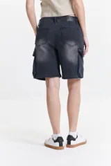 Short cargo estilo jean color negro, con efecto desgastado y bolsillos laterales con solapa.