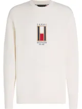 Sweater de punto color crema, con cuello redondo y logo bordado en el pecho.