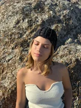 Gorro tipo casquete tejido a mano en crochet con hilo 100% algodón color marrón.