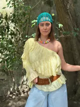 Collar corto con cuentas de resina y cerámica de colores naranja, rosa, verde, celeste y beige. Tiene tiento sintético con cierre ajustable.