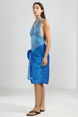 Pareo azul con estampado animal print y rayas de cebra.