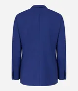 Saco de traje azul cobalto, modelo social, con cuello solapa, abotonado delantero, bolsillos y mangas largas.