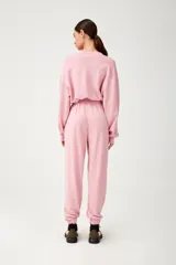 Pantalón de jogging negro de algodón, con cintura y tobillos elastizados, cordón de ajuste y bolsillos frontales con logo estampado.