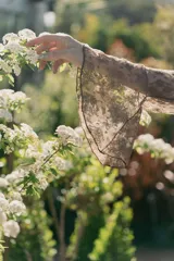 Blusa marrón de encaje transparente con volados en los bordes y mangas globo.