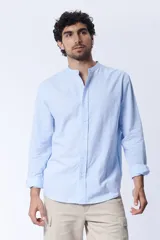 Camisa celeste de lino con cuello Mao y mangas largas.